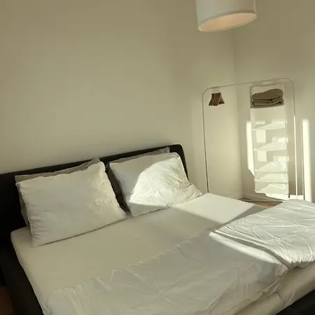 Contemporary Airport Retreat Апартаменты Братислава
