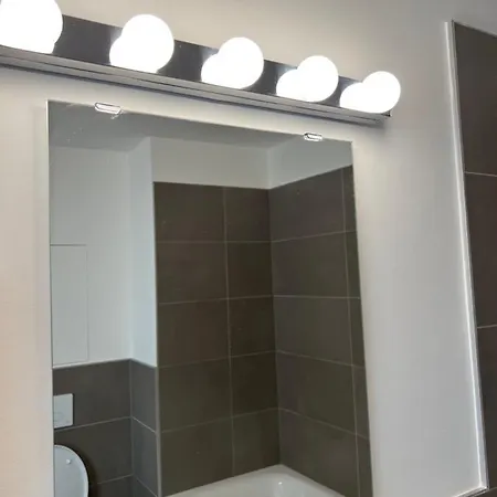 Апартаменты Contemporary Airport Retreat *