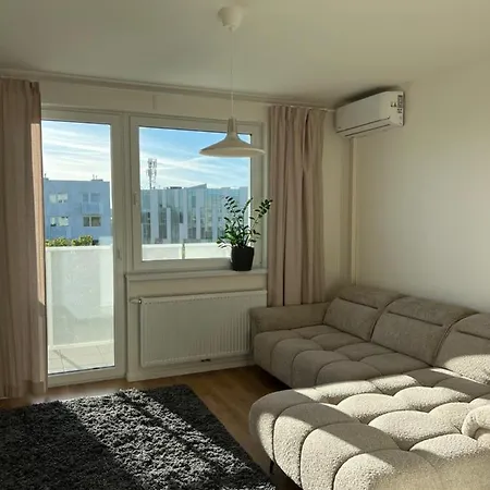 Апартаменты Contemporary Airport Retreat *